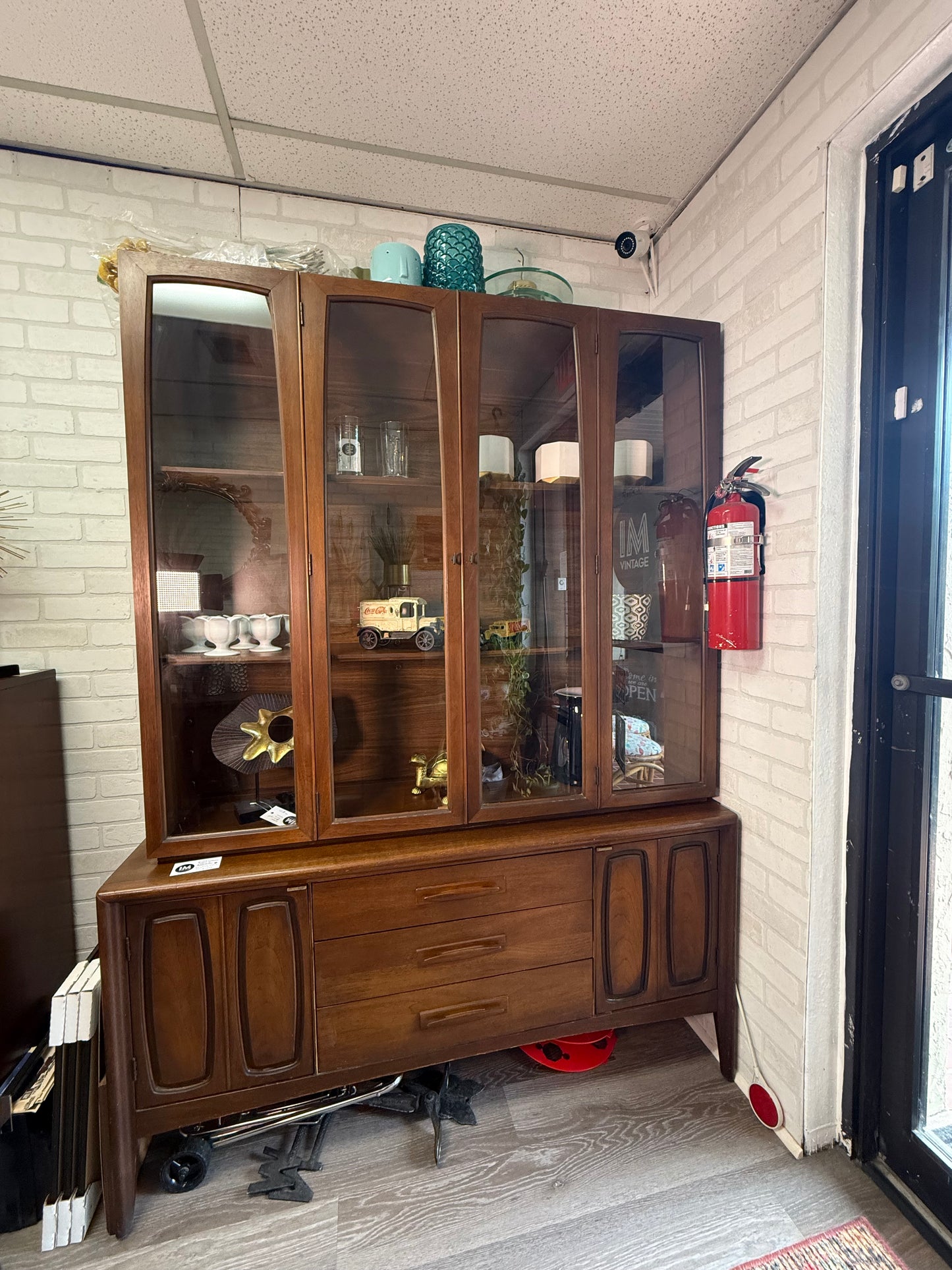 Broyhill Emphasis Credenza w/ Hutch Topper