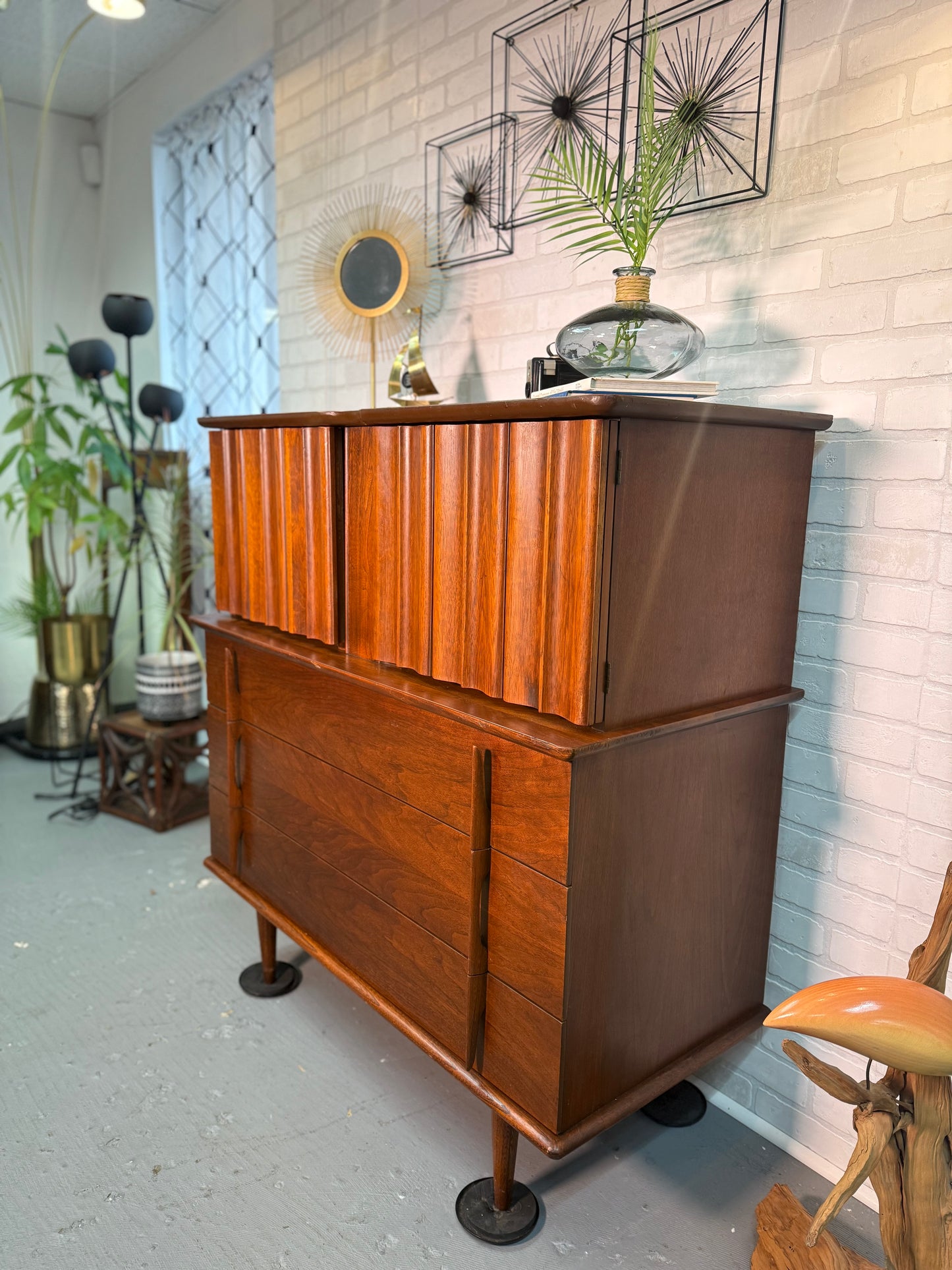 United Gentleman’s Armoire