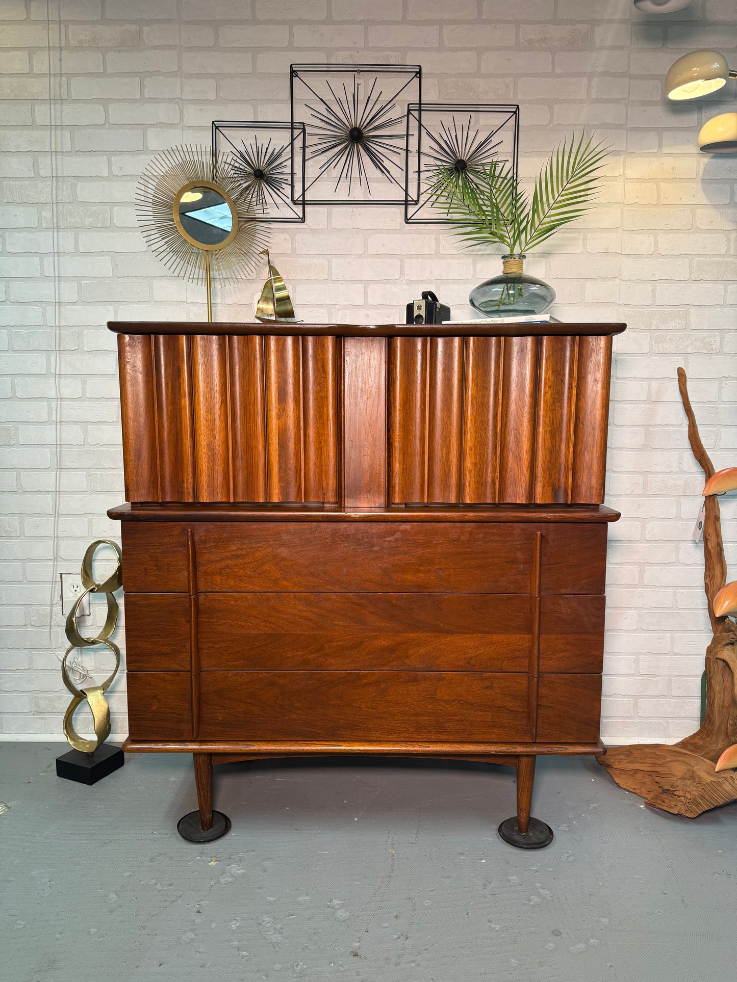 United Gentleman’s Armoire