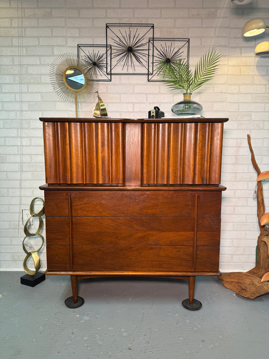 United Gentleman’s Armoire