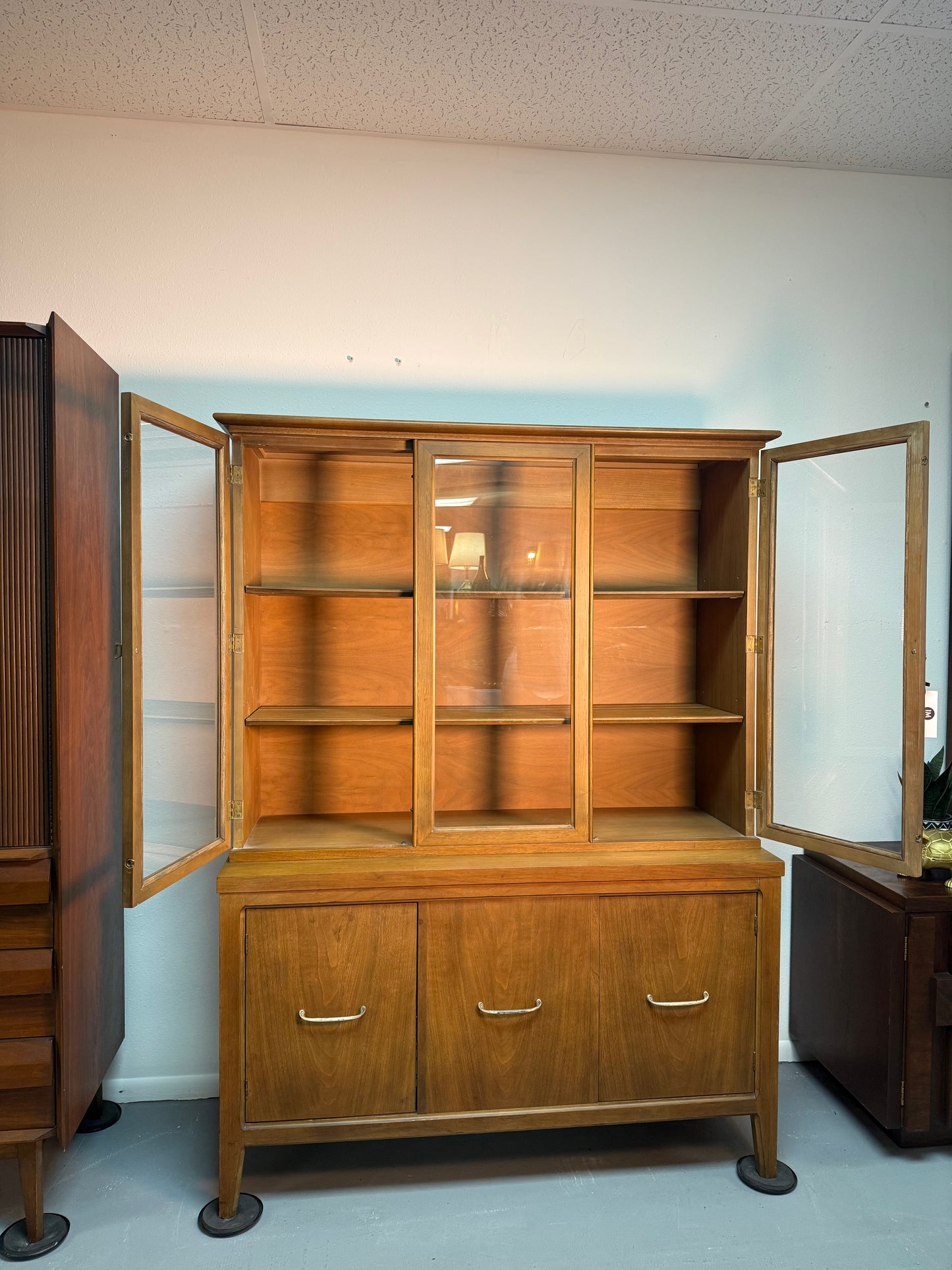 China Cabinet Hutch