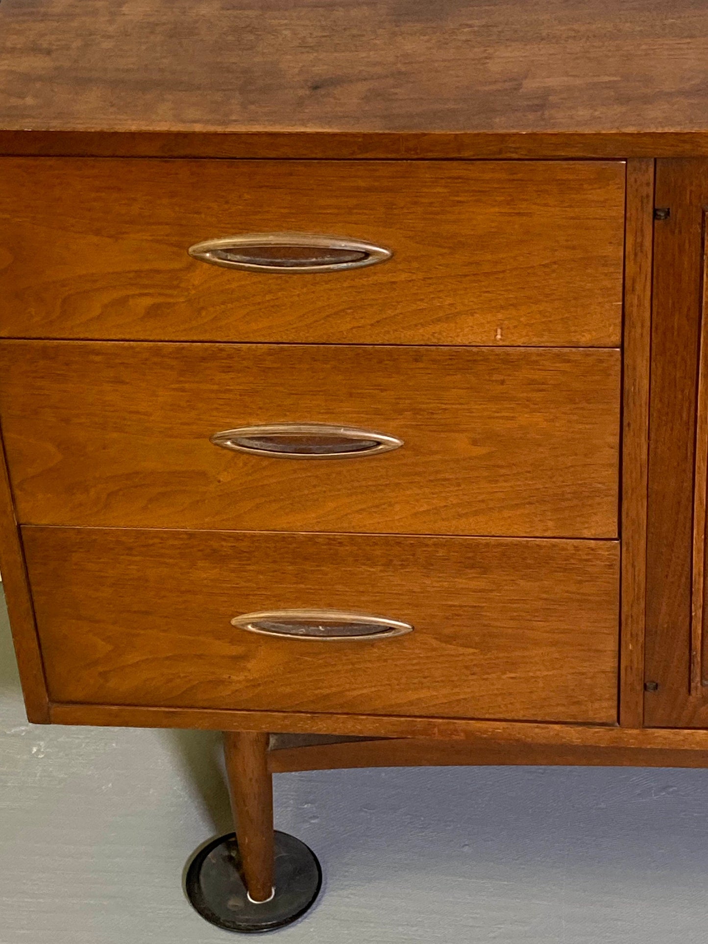 Mid-Century Modern Broyhill Sculptra Long Dresser